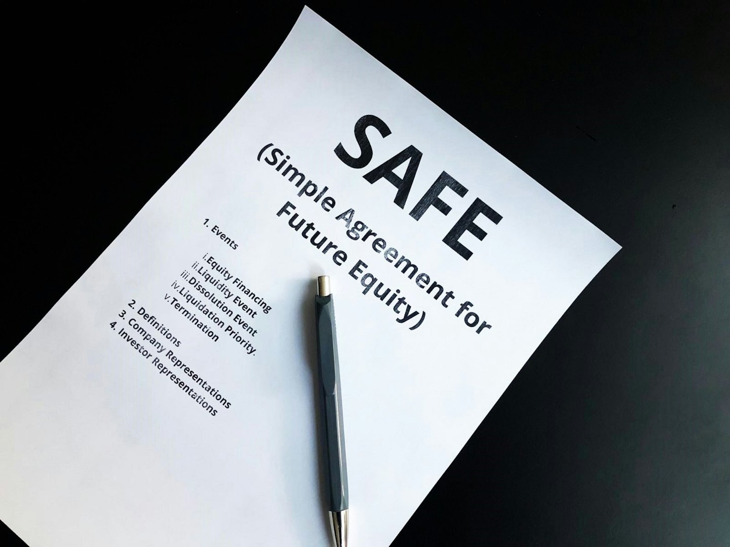 Dokument prawny dotyczący inwestycji SAFE z długopisem.